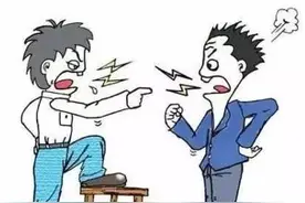 邻居养狗，楼顶遍布“地雷”臭气熏天！居民：已经忍无可忍了图片