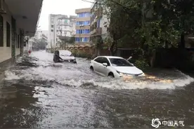 大雨倾盆！广东廉江多路段现水浸街 行车如行船图片