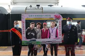 坐着火车去赏花 信阳开行赏花专列助力春游大别山图片