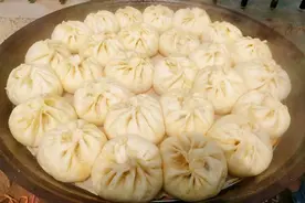 好吃到停不下来的农村木柴铁锅猪肉蒸包图片