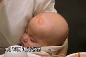 人生巅峰啊！萌娃被亲满头唇印，孩子醒来后一脸无奈图片