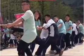 眼看拔河比赛要输了 前面同学突然松开绳子尬舞反败为胜图片