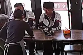 暖心！两少年请陌生老人吃馄饨 老奶奶拿出仅有香蕉回礼图片
