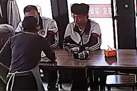 暖心！两少年请陌生老人吃馄饨 老奶奶拿出仅有香蕉回礼图片