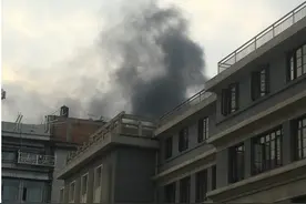 杭州游泳馆附近一工地起火，目前已扑灭！附近大伯：“火灭得蛮快的”图片