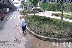 前车装载的路障突然“咣当”掉下，公交司机快速反应成功避险图片