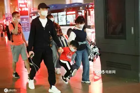 陈晓带4岁儿子小星星现身 被“逼”离婚后首露面图片