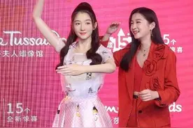 关晓彤看到自己的蜡像笑到不能停 直呼“她比我漂亮”图片