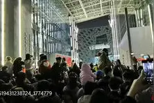 果然视频|“跑男”济南录制现场，板凳、梯子等成粉丝“神器”