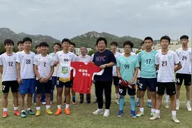 足球公益走进华附汕尾学校，容志行携民促会传承足球文化图片