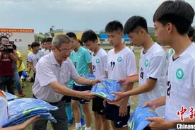容志行汕尾送球进校园 言传身教传承足球文化图片