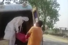 视频太揪心！担架也缺，印度医务人员将死者尸体拖在地上送往火葬场图片