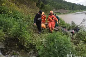 两人骑电瓶车跌落30米深河沟，多方力量紧急施救图片