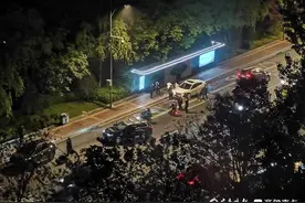 刚刚！济南旅游路一声巨响，四车连撞汽车零件散落一地图片