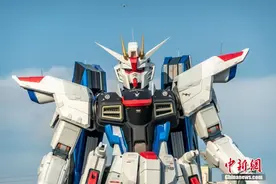 高18.03米巨型高达立像在上海浦东完工图片