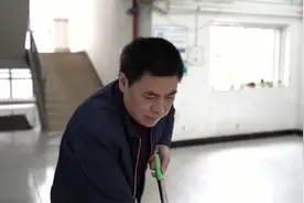 51岁宿管大叔一举考得二级建造师资格证，通过率仅20%！视频封面