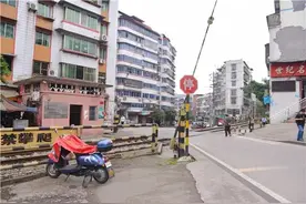 冯小刚再来重庆江津拍大片，火车站带萌狗狂奔图片
