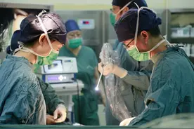 患者子宫切了仍长肌瘤，得知真相后，50岁阿姨懊恼不已图片