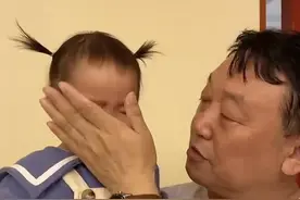 正确的隔代亲！爸爸教育孩子 一旁爷爷举动获赞图片