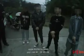 “你要干啥子？你要翻天？”警察叔叔怒斥4名闹事少年引网友叫好图片