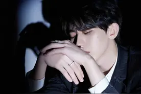 时尚感满分！蔡徐坤光影大片释出 身段优越侧颜精致图片