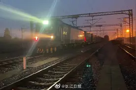 武汉首开至成都沿江班列图片