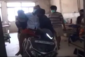 印度医院担架用光：患者被抱上摩托运出病房 一辆车挤3个人图片
