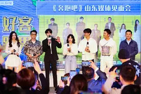 《跑男》发布会蔡徐坤吃章丘大葱 Baby豪饮大碗茶图片