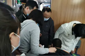 动车旅客突发疾病，55名医生上演“饱和式救援”图片
