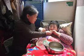姐姐无怨无悔照顾重残妹妹二十多年图片