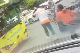 73秒｜120急救遇堵车！男护士抱起孩子一路狂奔跑向医院图片