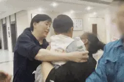 丧心病狂！男子15万8卖掉亲儿子，带妻子到处游玩炫耀图片