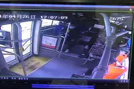 长沙一57岁女子持假证乘公交，被发现后跳窗逃走，司机心有余悸：幸好没出大事图片