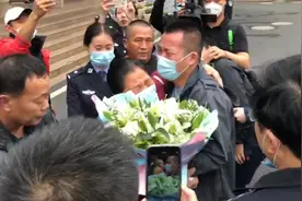 买水间隙儿子走丢28年无音讯，基因比对促成一家三口终团圆视频封面