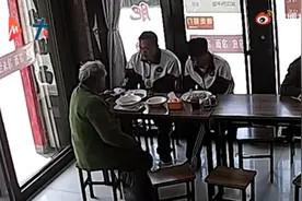 山东高三学生请陌生婆婆吃馄饨，还给交通费，获香蕉回礼：别客气，我也有爷爷奶奶图片
