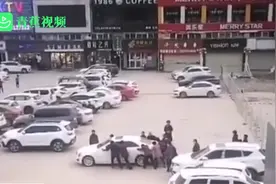 十余位大妈为跳广场舞在停车场合力推走轿车，知情人：停车时就被骂没眼色图片