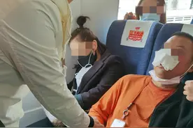 动车旅客突发疾病，55名华西医生上演“饱和式救援”图片