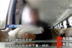 面对怀中一直哭闹的孩子，她完全没有爱抚和哺乳的行为……图片