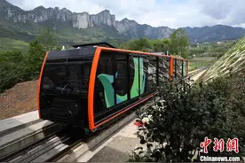 湖北首条地面观光缆车在恩施大峡谷启用图片