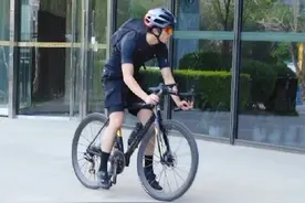 吴磊骑车参加五四晚会录制 装备齐全低碳出行图片