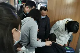 旅客突发疾病，55名医生上演“饱和式救援”图片