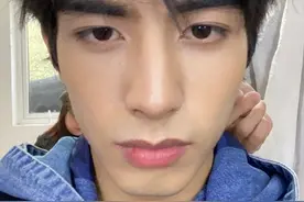 宋威龙晒怼脸自拍照 头发凌乱表情呆滞图片