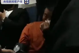 乘客突发疾病，遇上55名华西医生，网友：运气也太好了吧图片