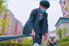 当狗狗踏上滑板…… 别脑补，看就对了 穿潮服玩滑板图片