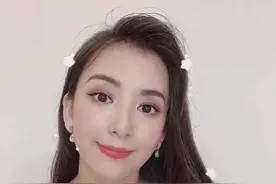 侧颜好绝！天王嫂方媛晒美照 穿吊带上衣秀性感锁骨图片