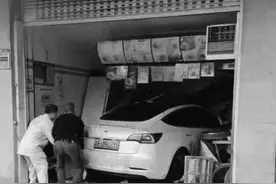 一辆特斯拉冲入太仓馒头店 撞飞大石球，致老板夫妻等3人受伤图片