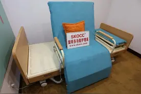 这种多功能的“护理床”，能让行动不便的患者自主坐起或下床！图片