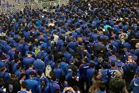 沪上德比门票溢价7倍，球迷：再贵也看图片