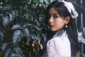 杨超越旅行获金发男子喂食？工作室辟谣恋情传闻图片