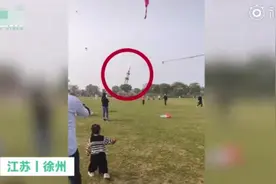 危险！女孩主动要求被风筝带上天，高度达六七米，网友：别拿安全开玩笑图片
